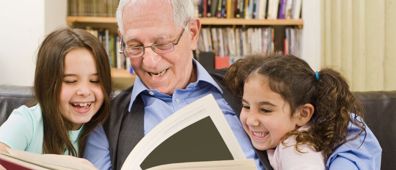 grandpa-reading-to-kids-intergeneration-ti